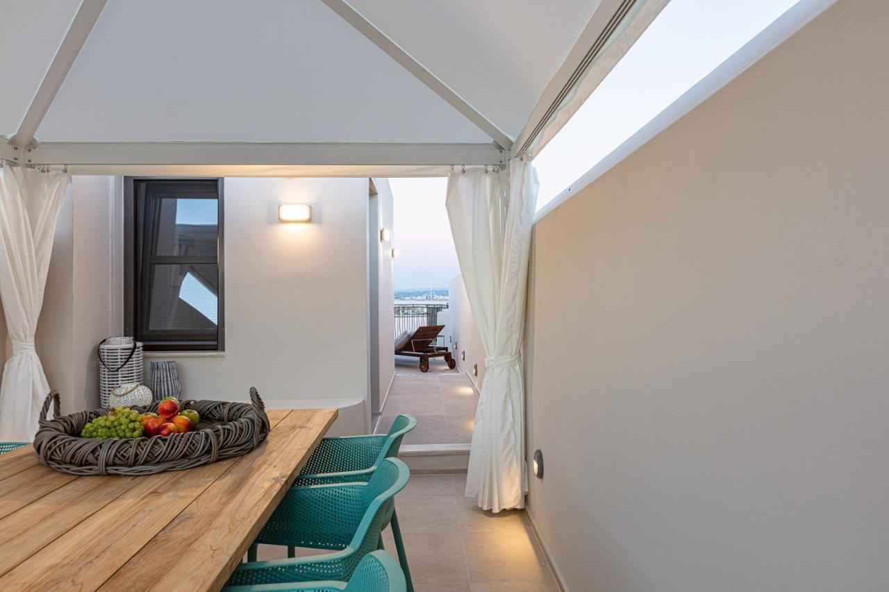 V77 Seafront Suites 레팀노 외부 사진
