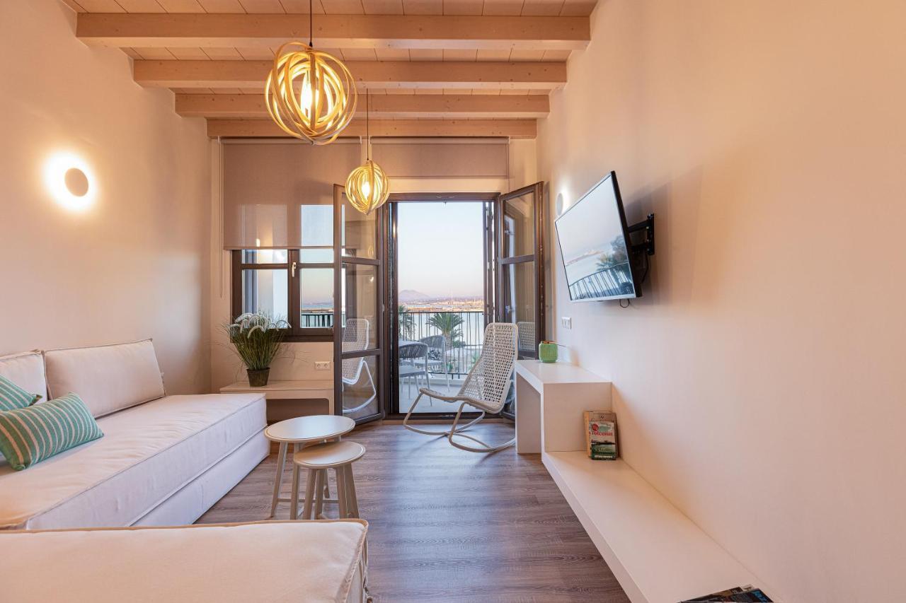 V77 Seafront Suites 레팀노 외부 사진