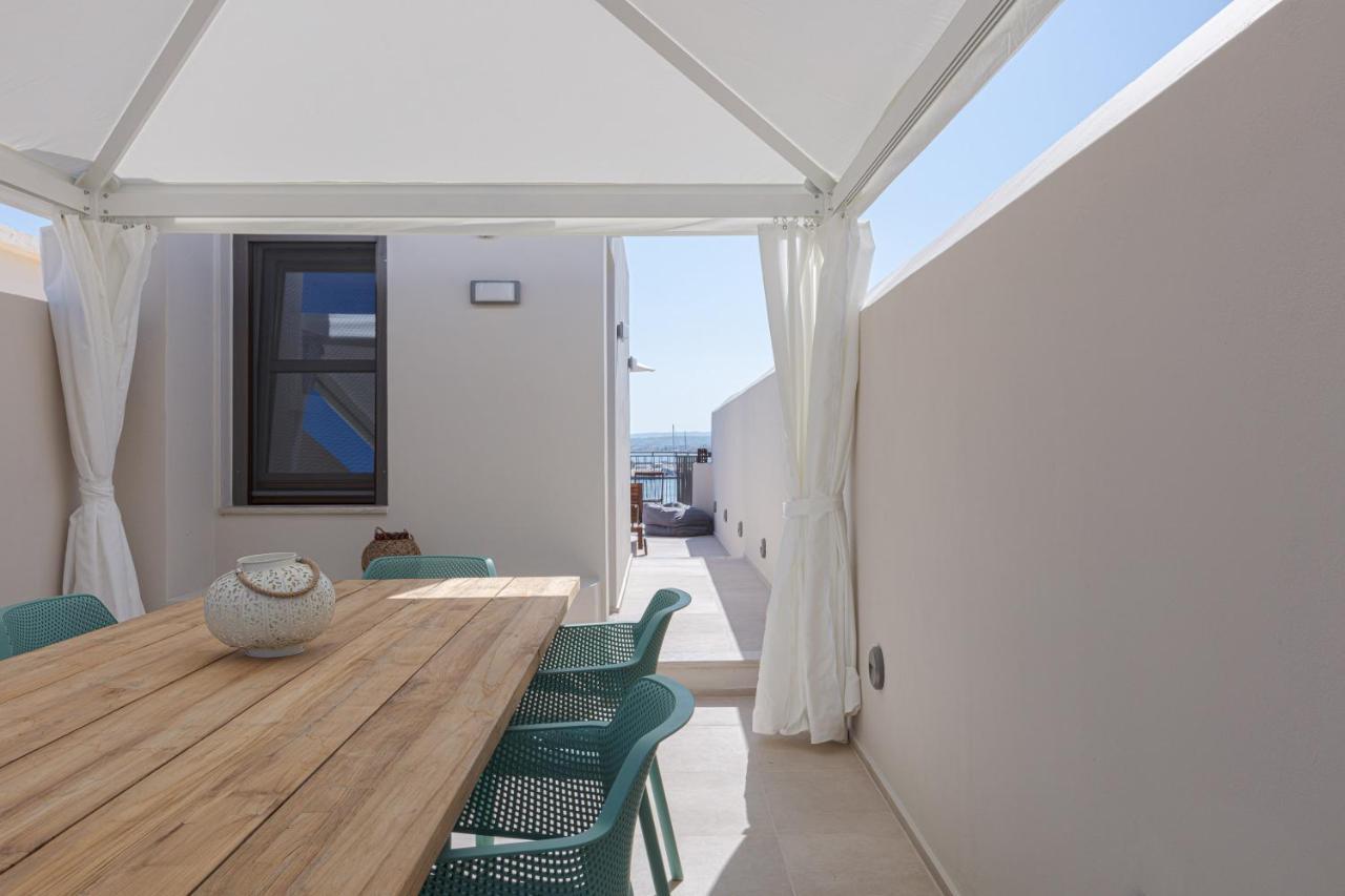 V77 Seafront Suites 레팀노 외부 사진