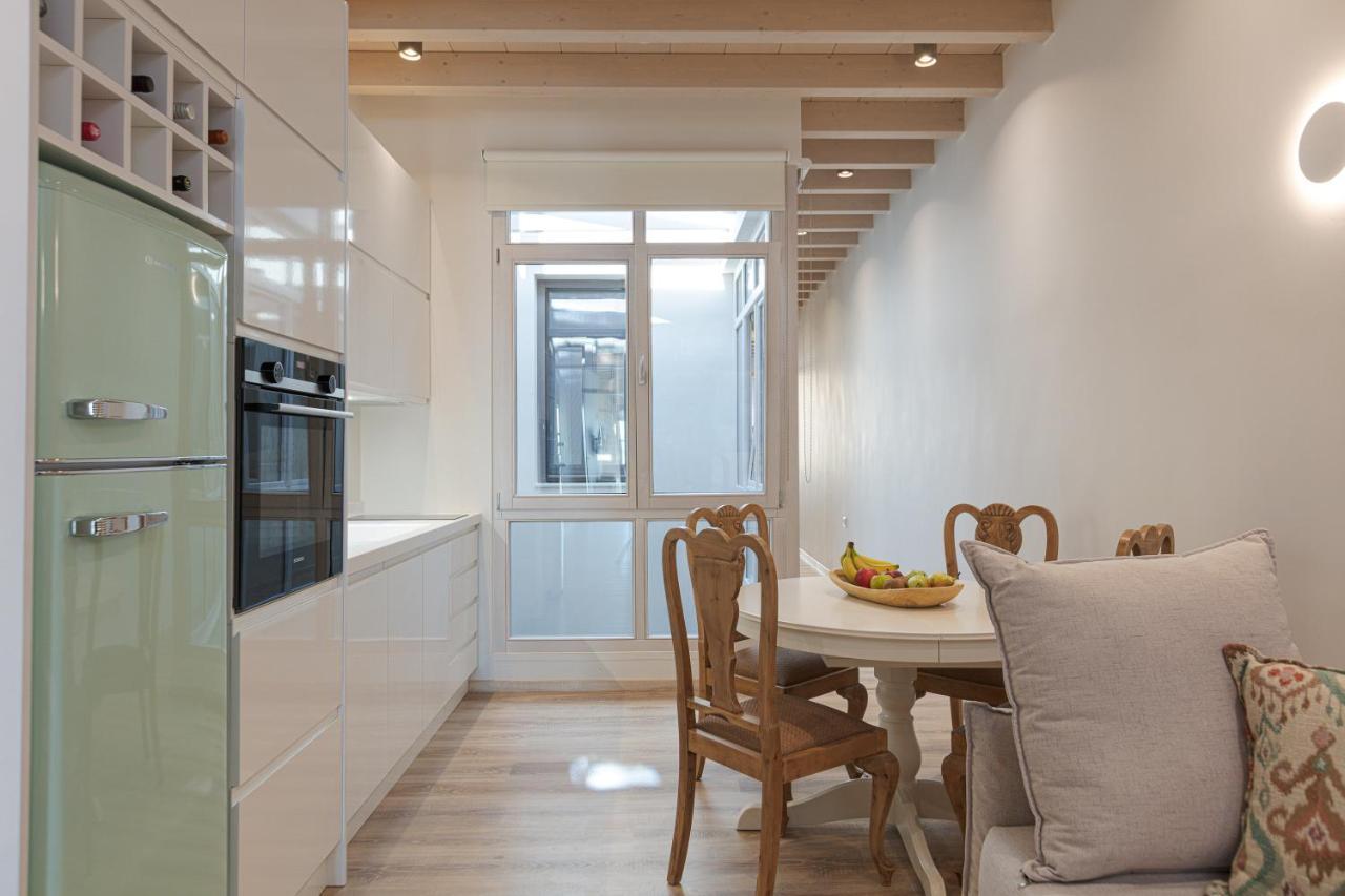 V77 Seafront Suites 레팀노 외부 사진