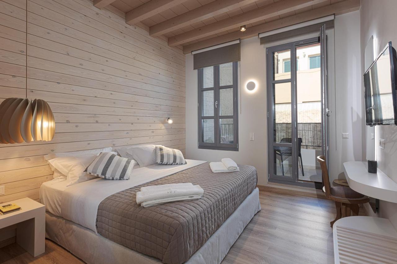 V77 Seafront Suites 레팀노 외부 사진