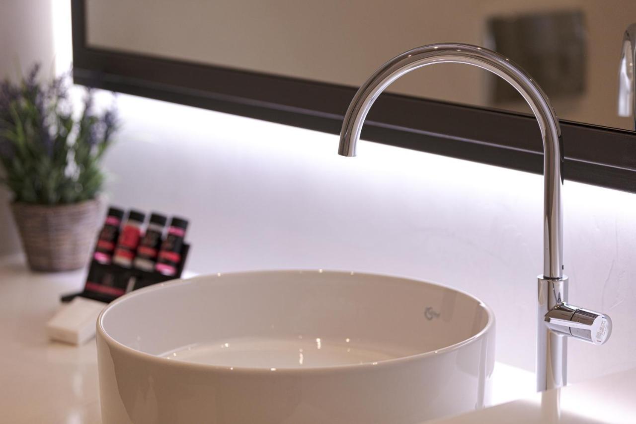 V77 Seafront Suites 레팀노 외부 사진