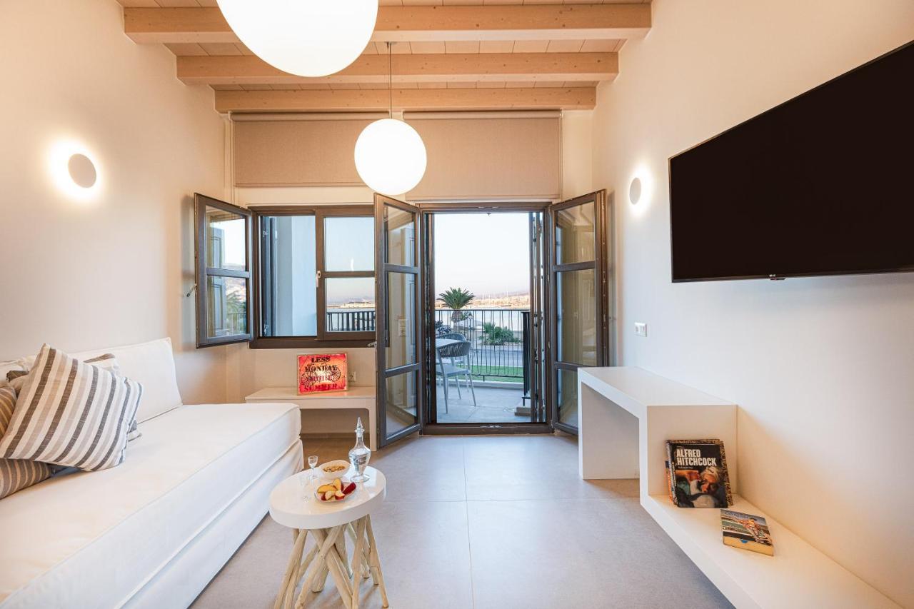 V77 Seafront Suites 레팀노 외부 사진