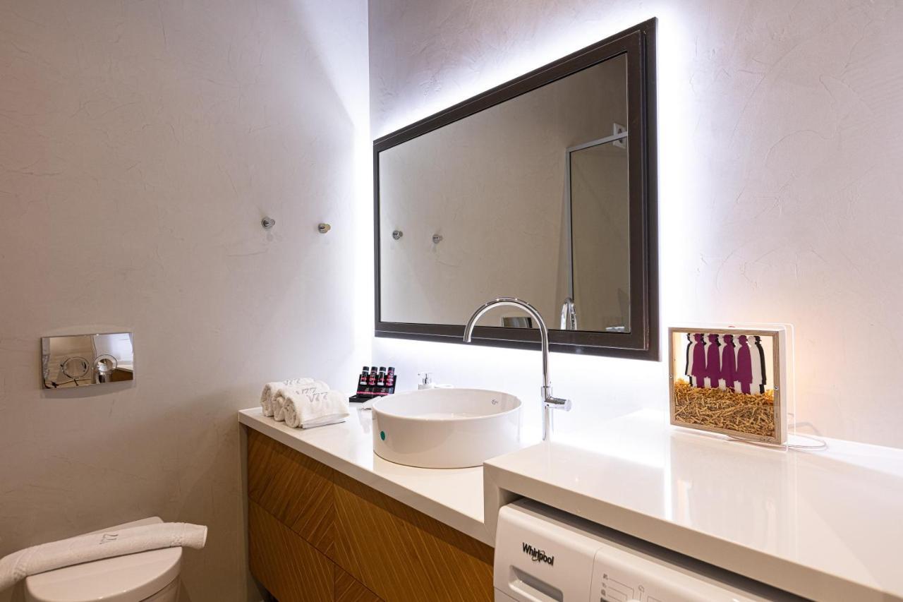 V77 Seafront Suites 레팀노 외부 사진
