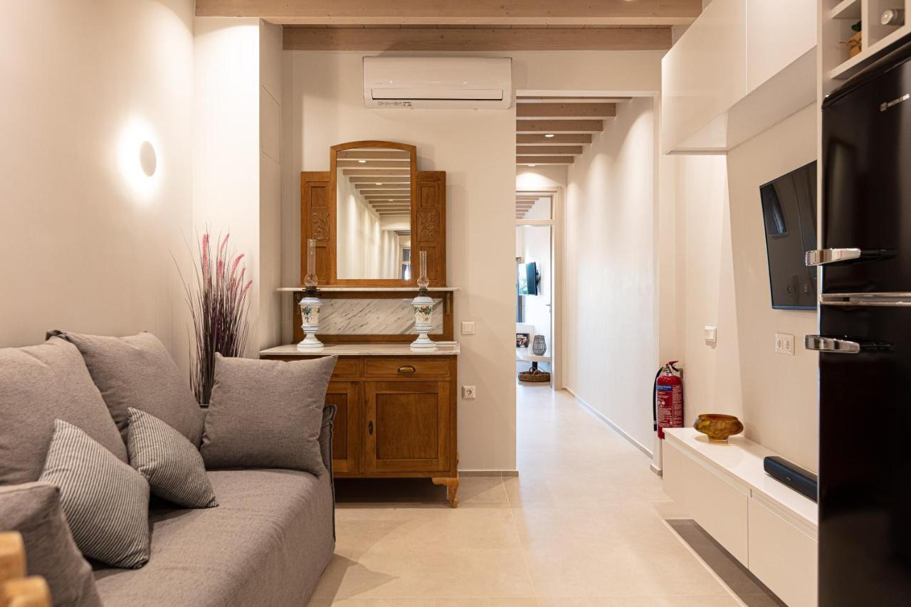 V77 Seafront Suites 레팀노 외부 사진