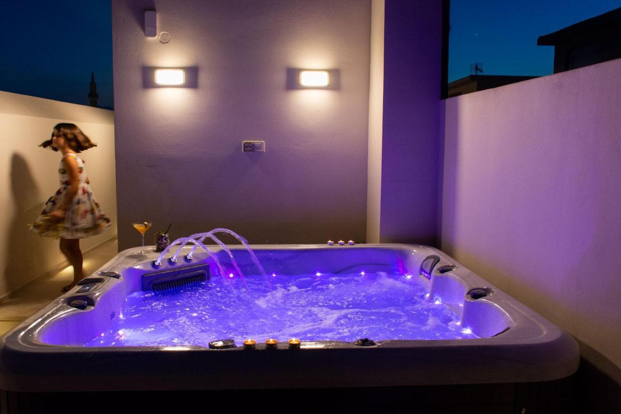 V77 Seafront Suites 레팀노 외부 사진