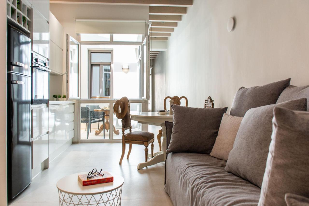 V77 Seafront Suites 레팀노 외부 사진