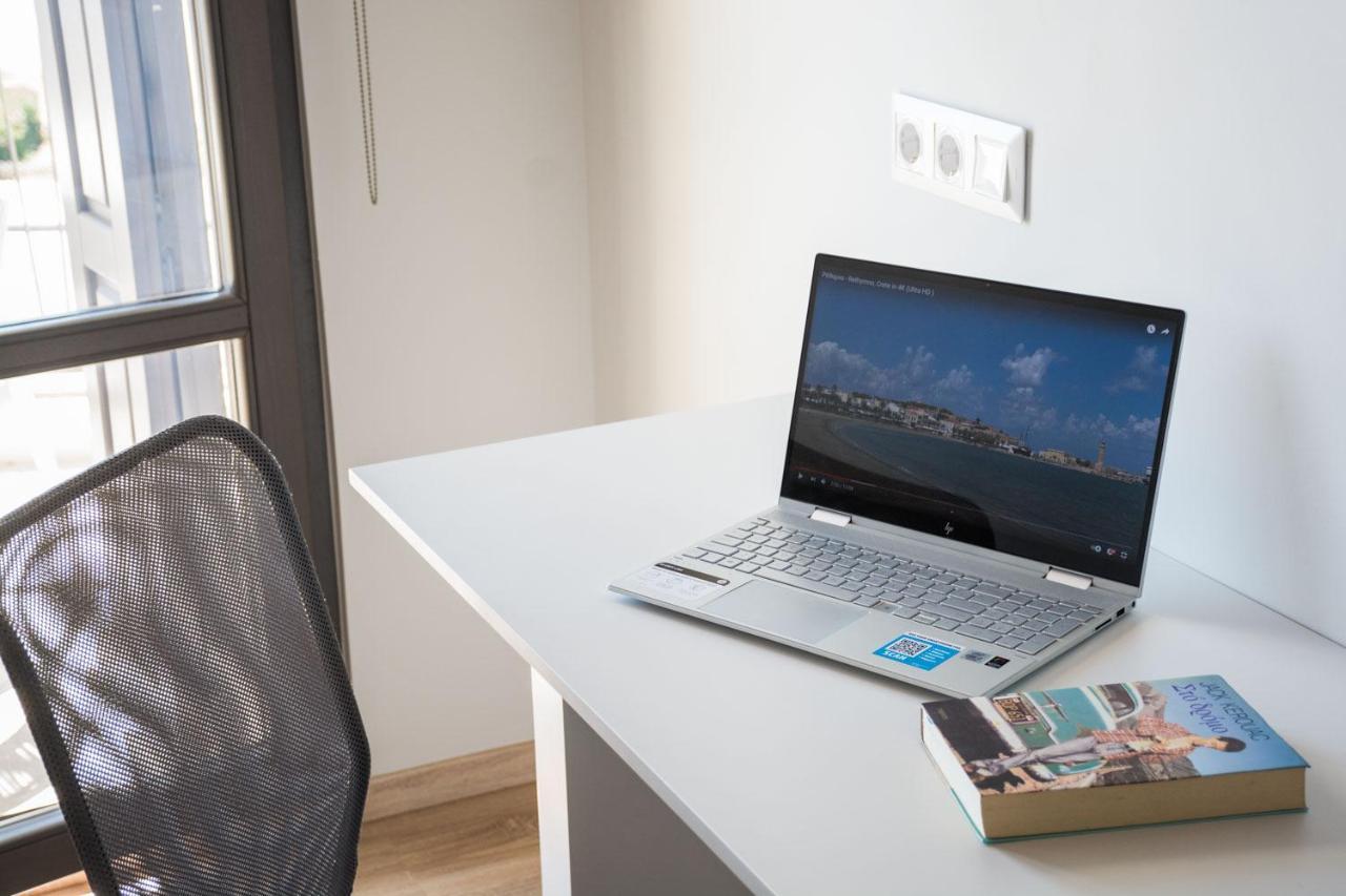 V77 Seafront Suites 레팀노 외부 사진