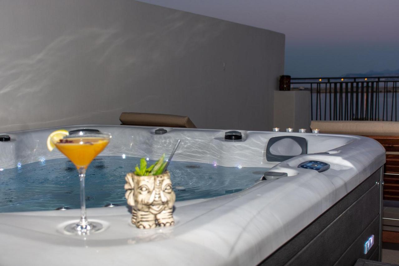 V77 Seafront Suites 레팀노 외부 사진